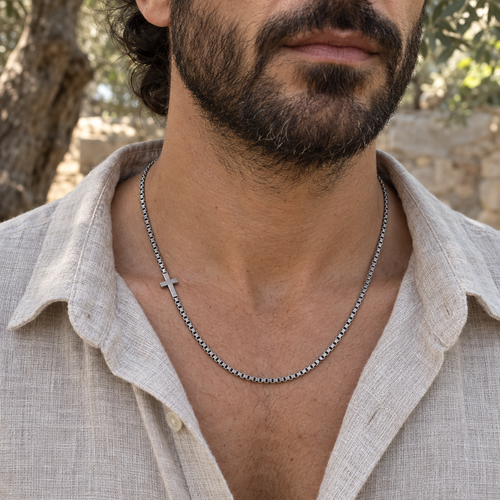 gildane-2-5mm-box-chain-side-cross-silver-02-on-body