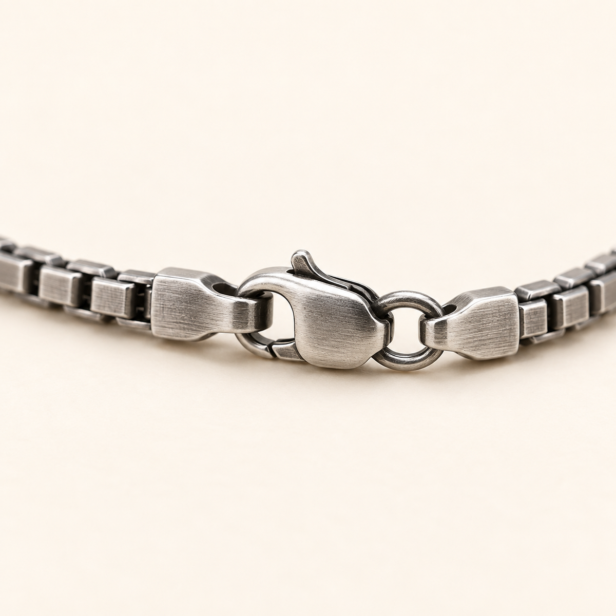 gildane-2-5mm-box-chain-side-cross-silver-03-macro