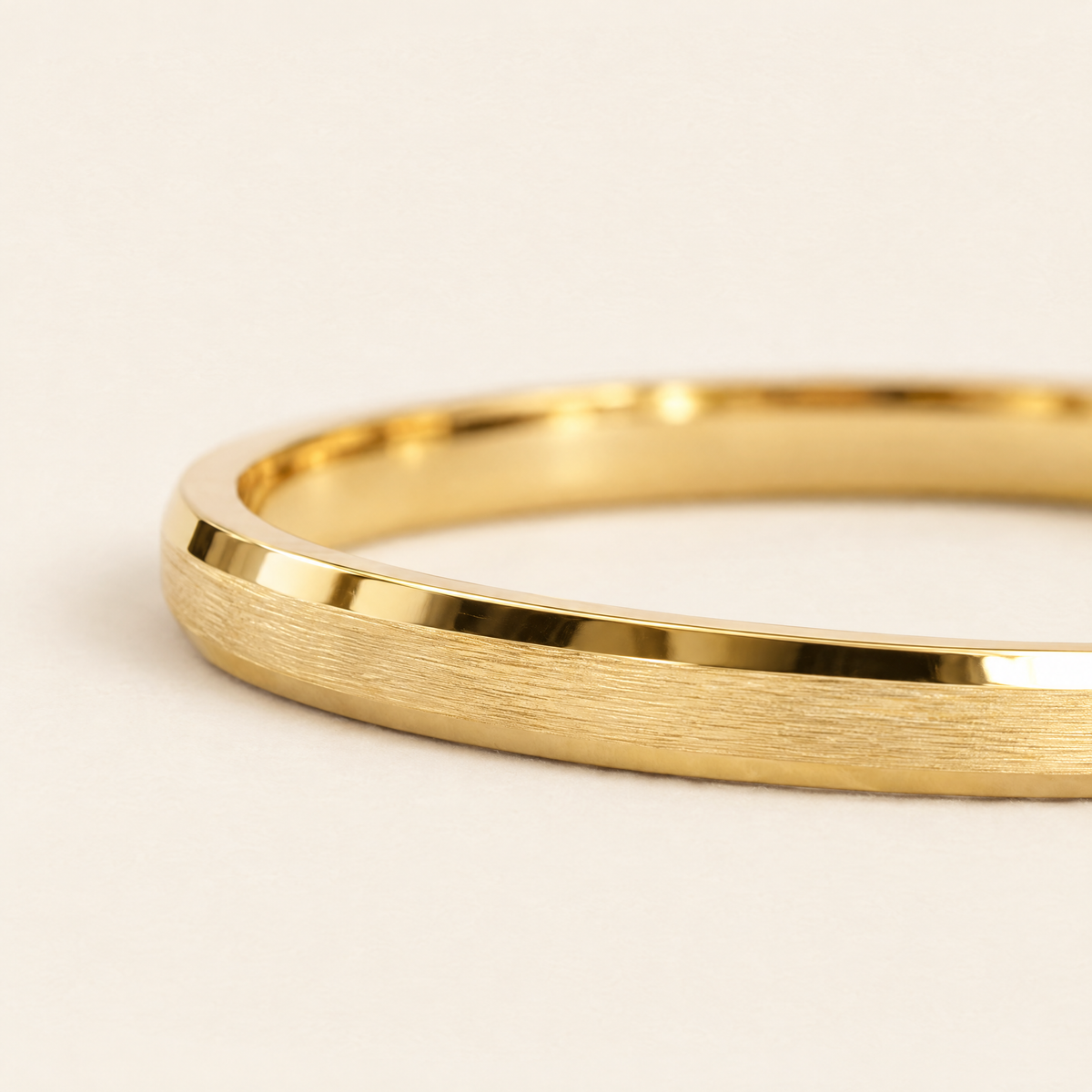 gildane-2mm-beveled-wedding-band-gold-03-macro