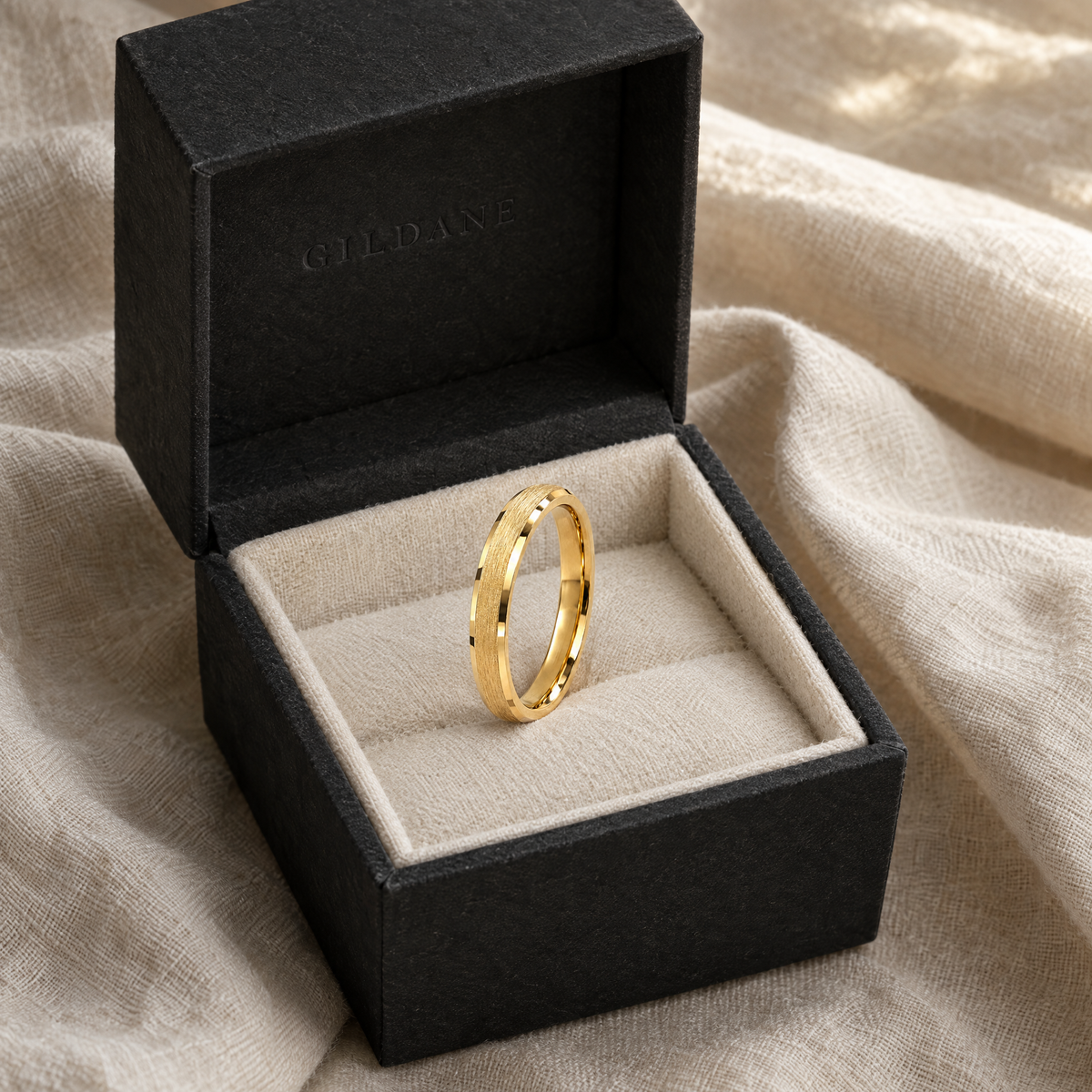 gildane-2mm-beveled-wedding-band-gold-06-in-box