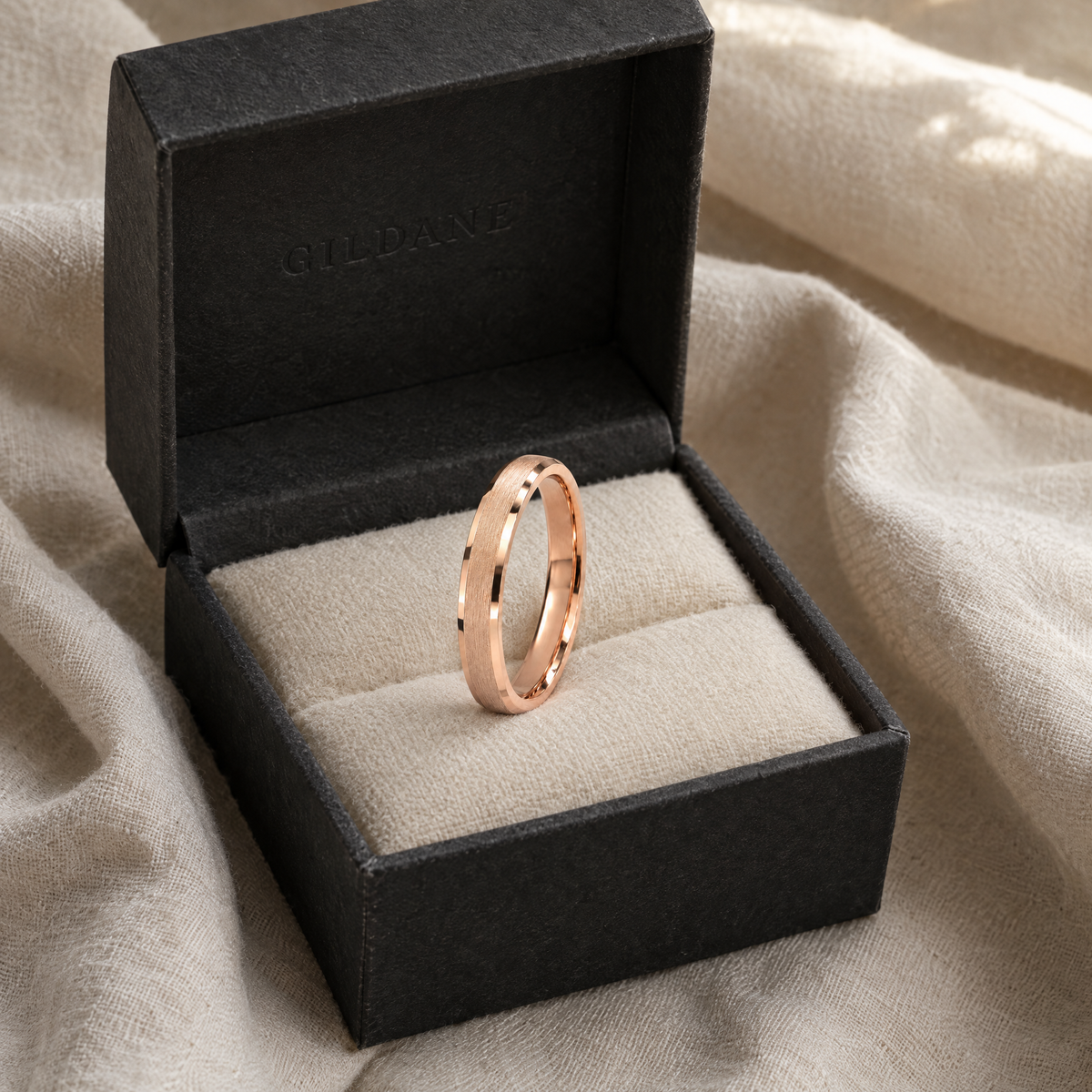 gildane-2mm-beveled-wedding-band-rose-06-in-box