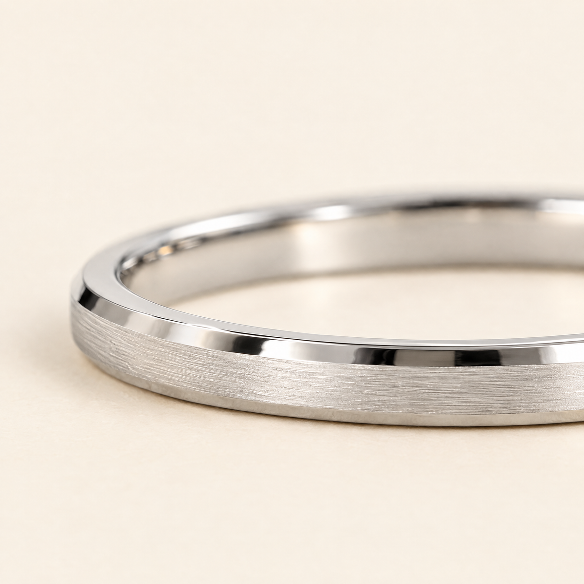 gildane-2mm-beveled-wedding-band-silver-03-macro