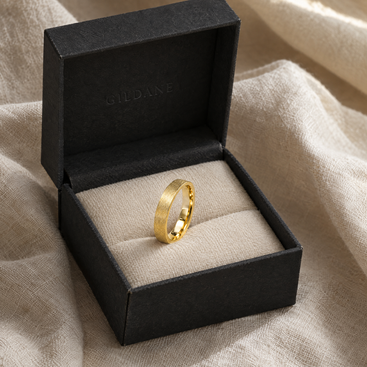 gildane-3mm-flat-wedding-band-gold-06-in-box