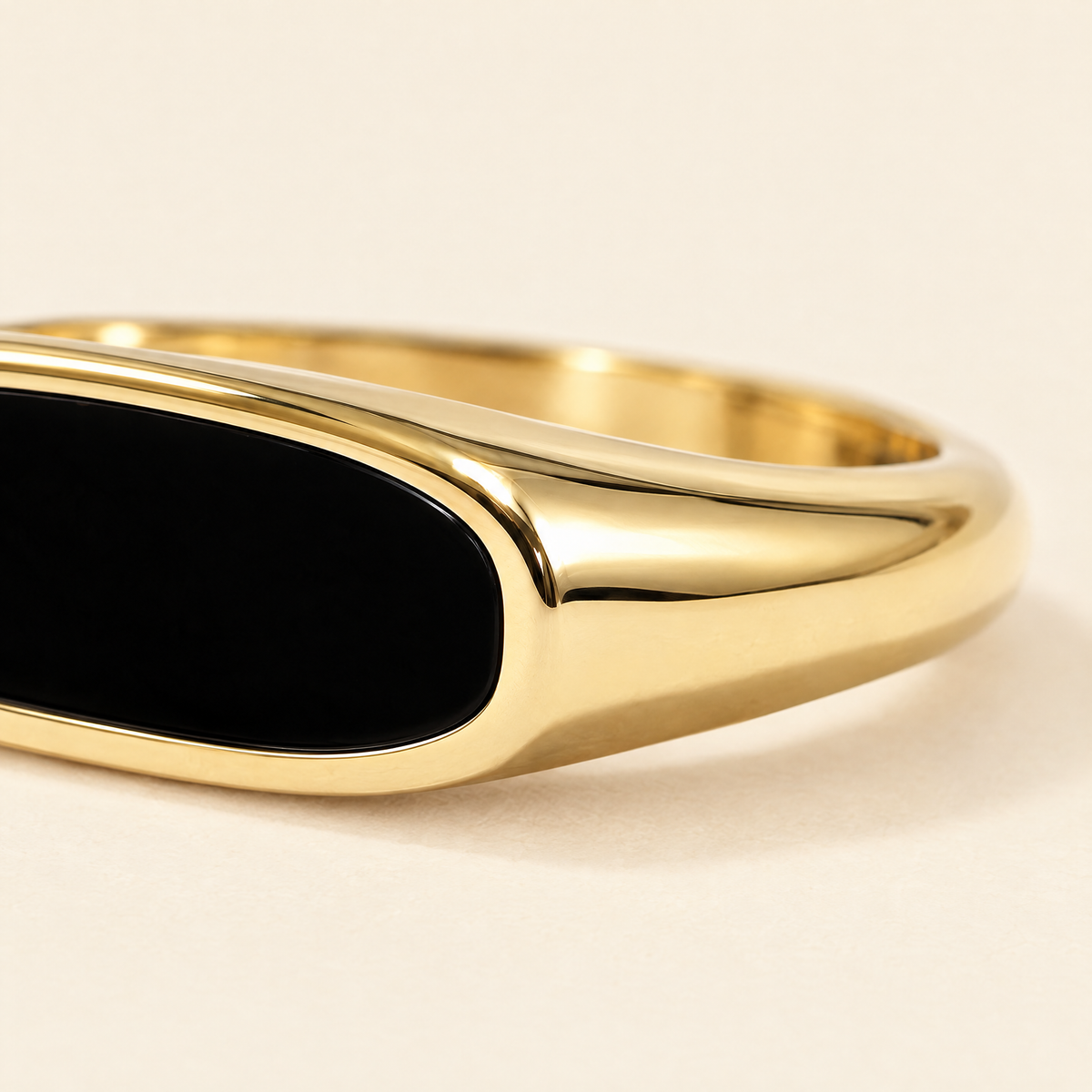 gildane-black-enamel-signet-ring-gold-03-macro