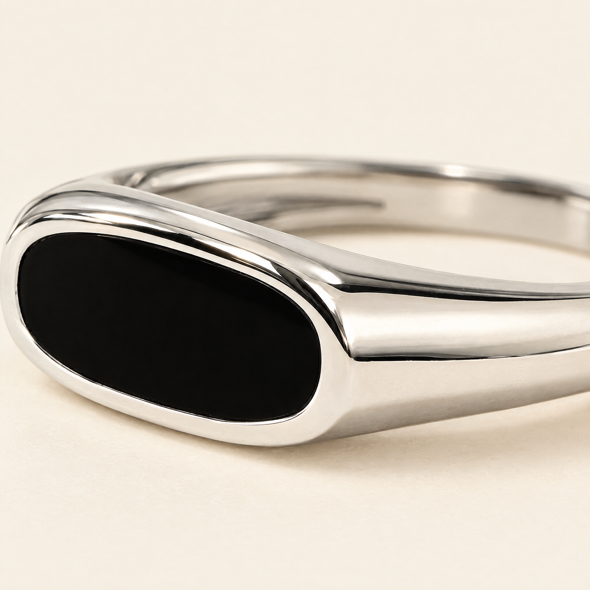 gildane-black-enamel-signet-ring-silver-03-macro