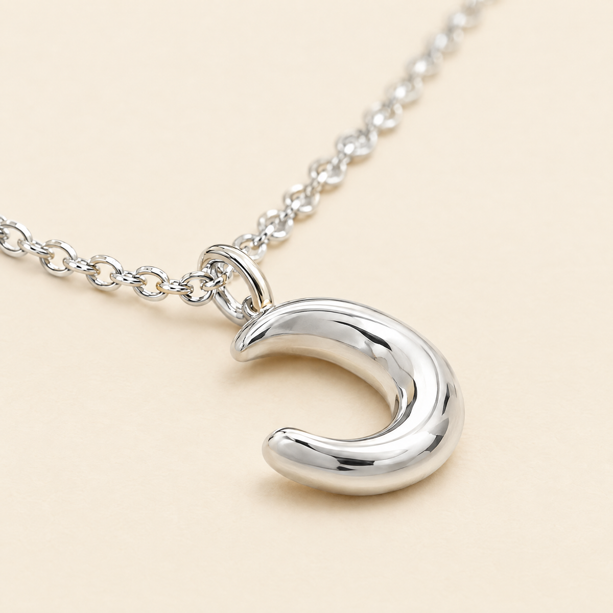 gildane-crescent-moon-pendant-silver-03-macro
