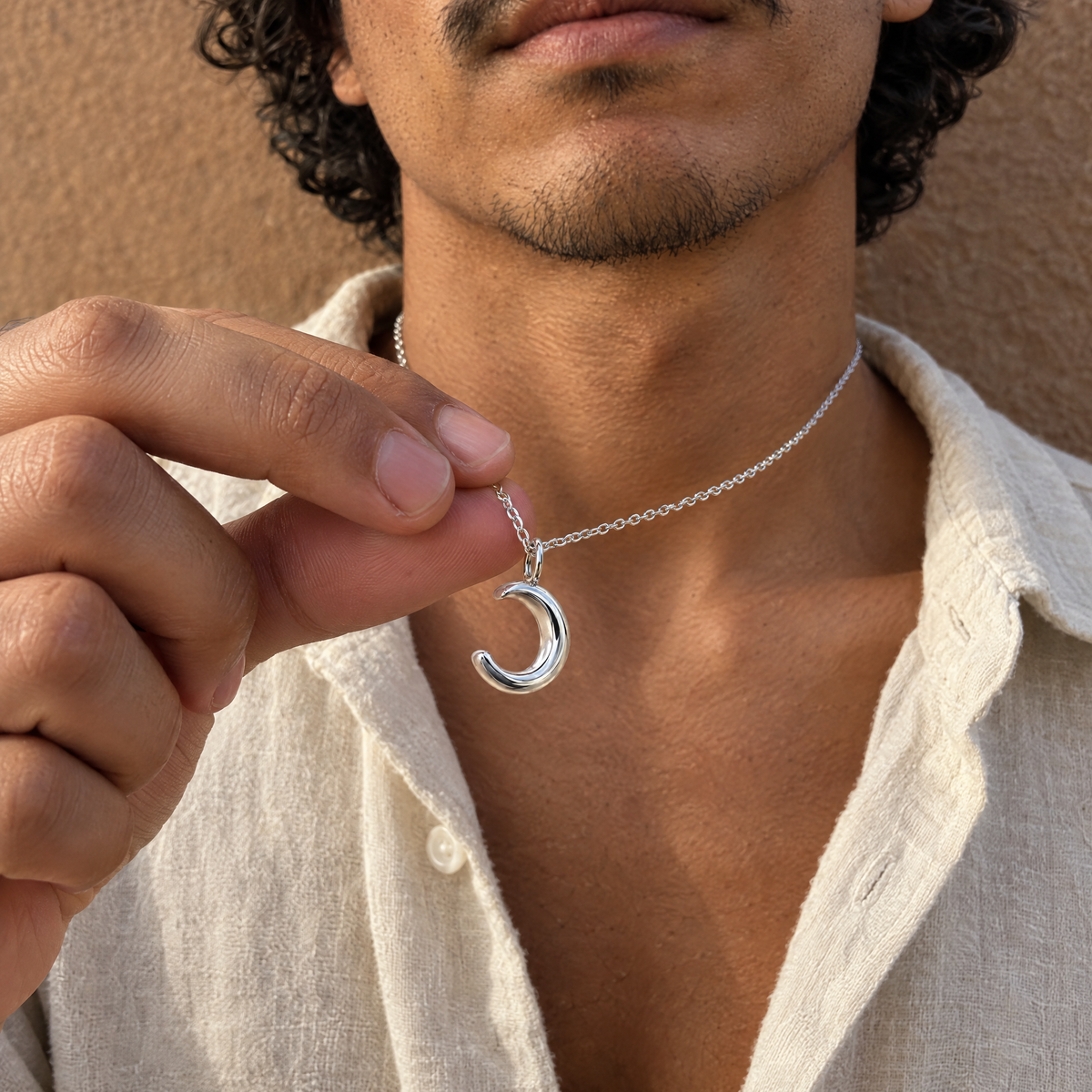 gildane-crescent-moon-pendant-silver-05-size