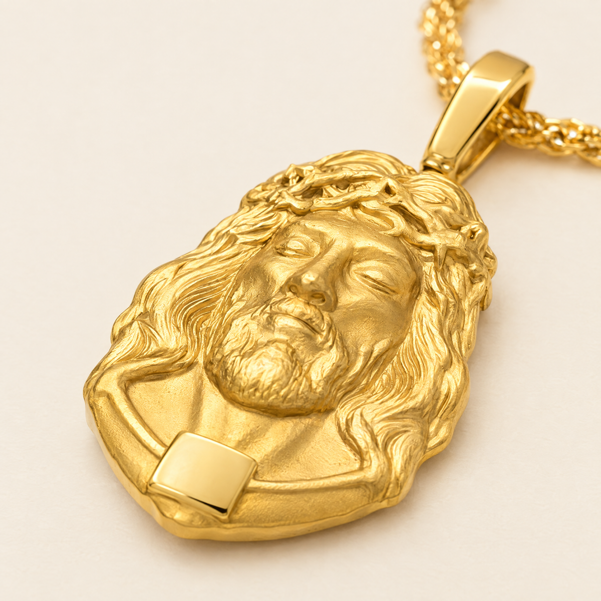 gildane-jesus-piece-pendant-gold-03-macro