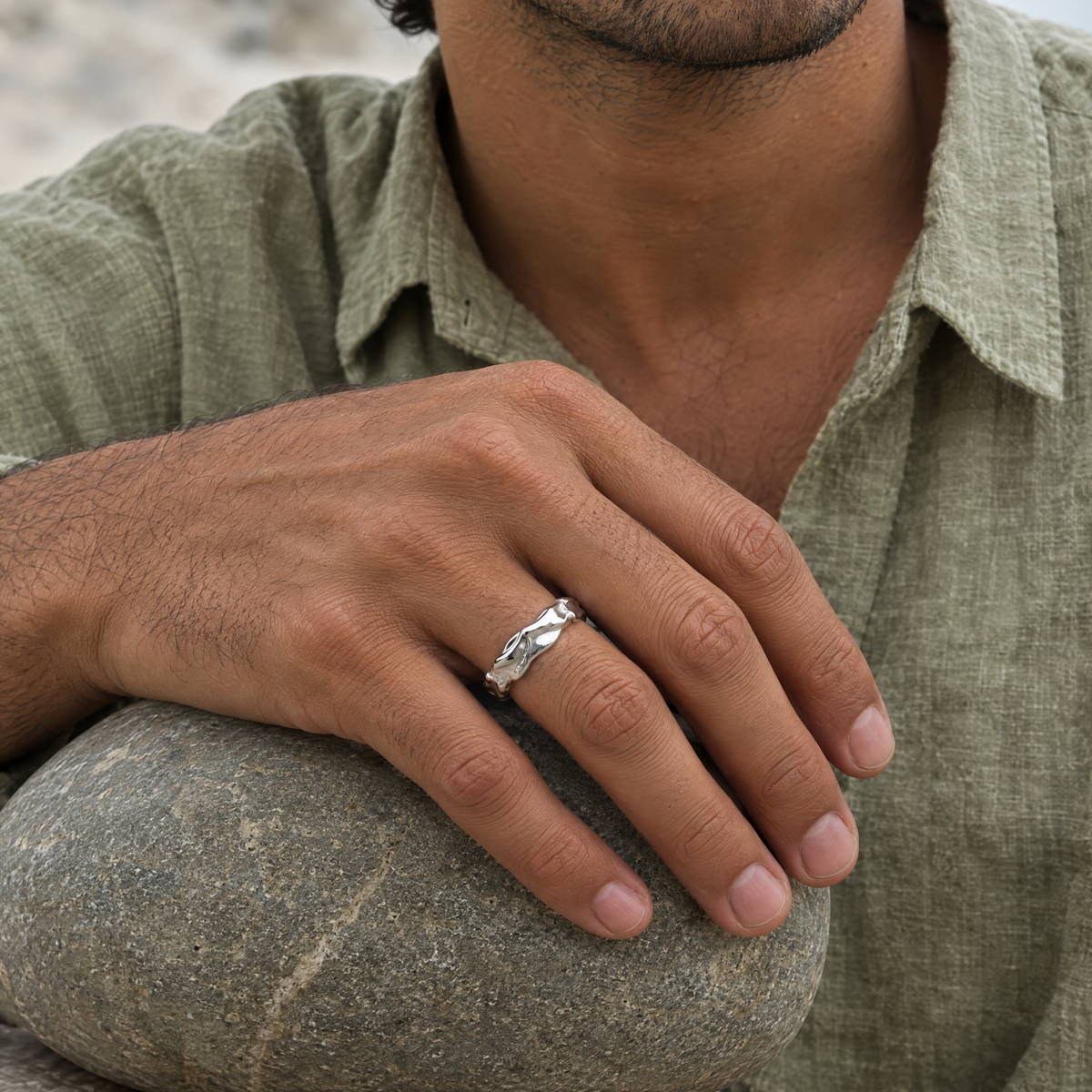 gildane-molten-band-ring-silver-02-on-body