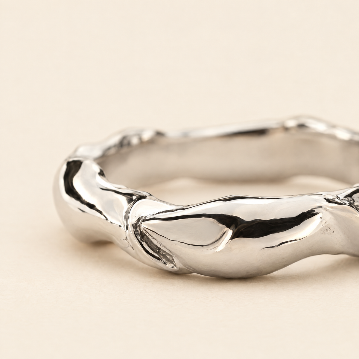 gildane-molten-band-ring-silver-03-macro