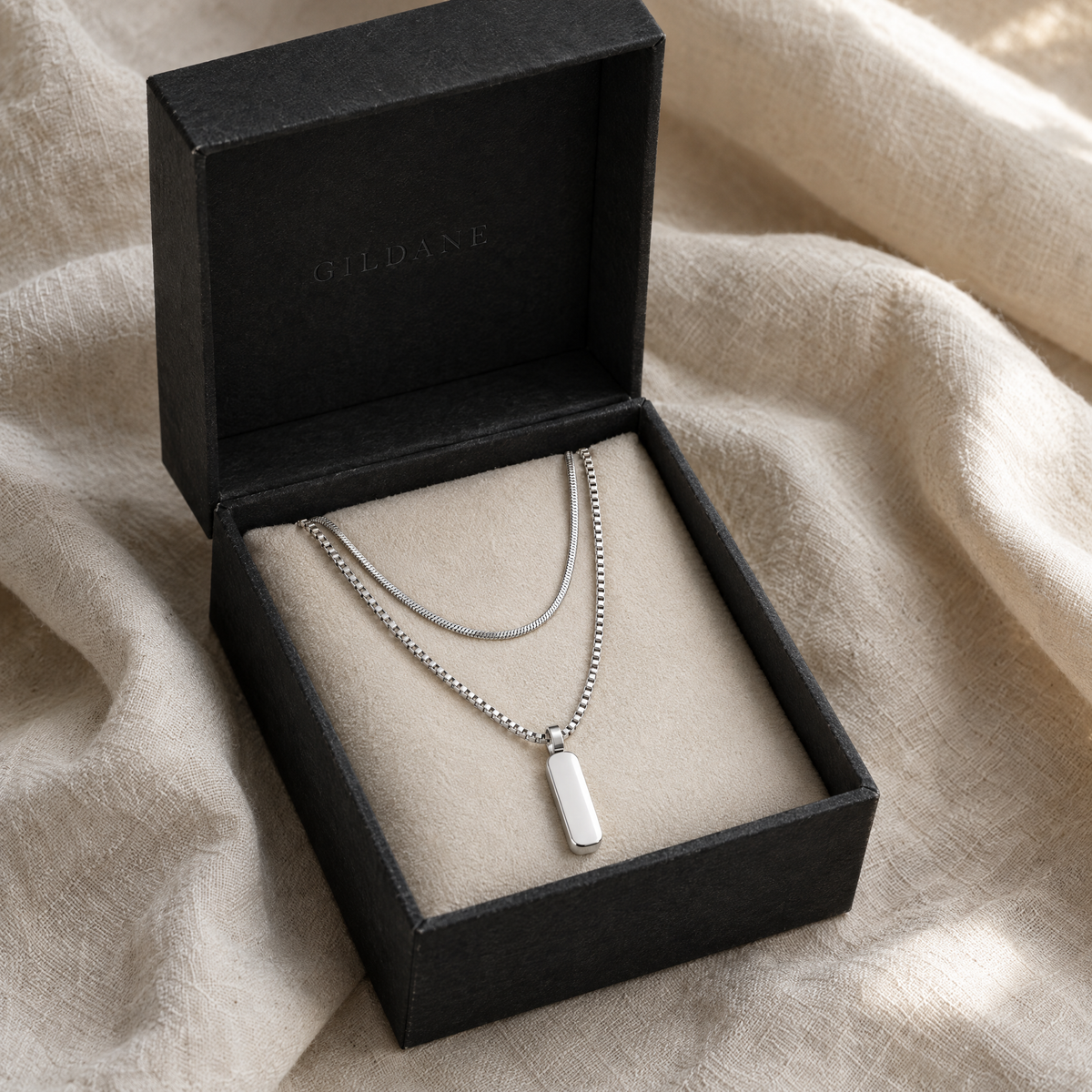 gildane-pendant-necklace-set-silver-06-in-box