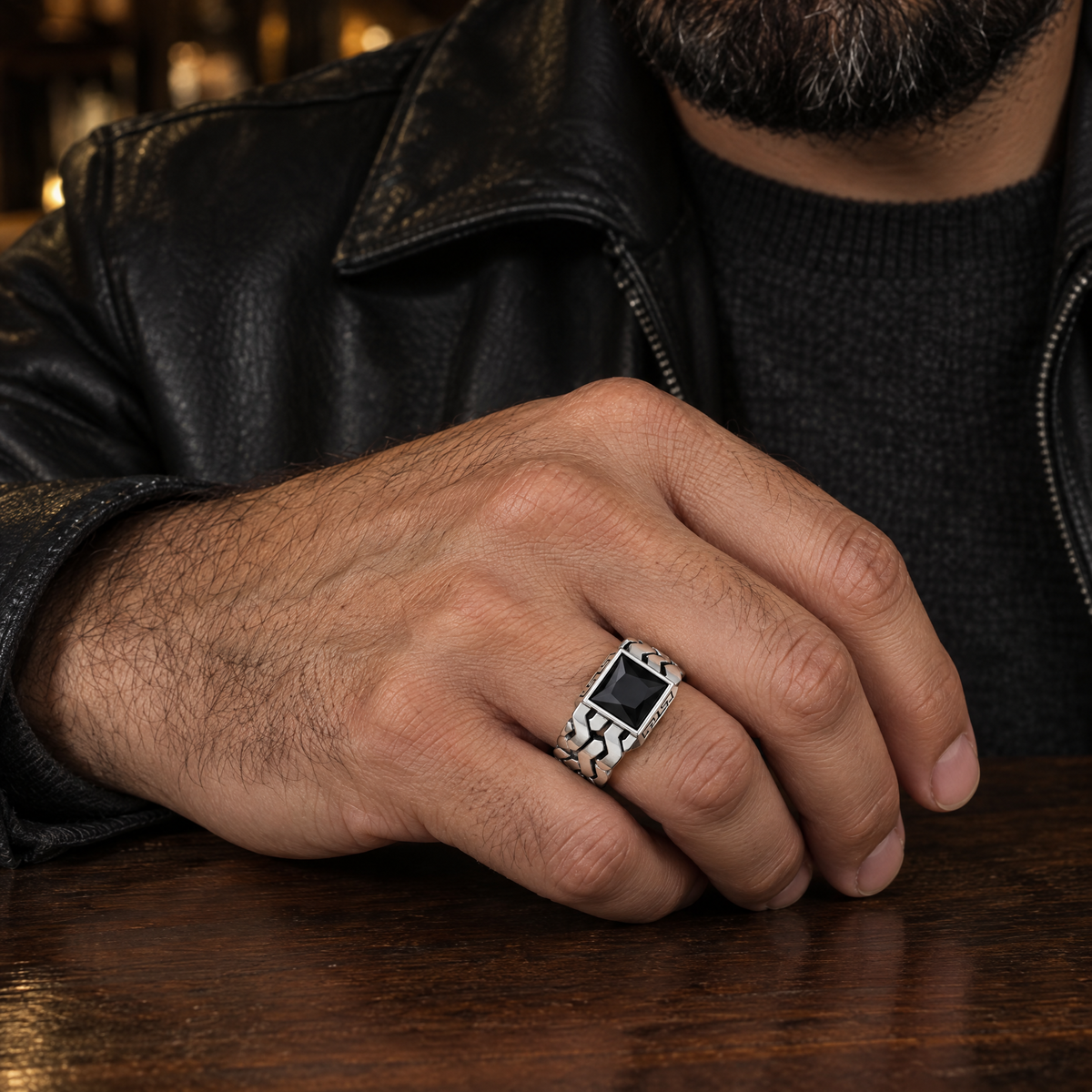 gildane-square-black-stone-ring-silver-02-on-body