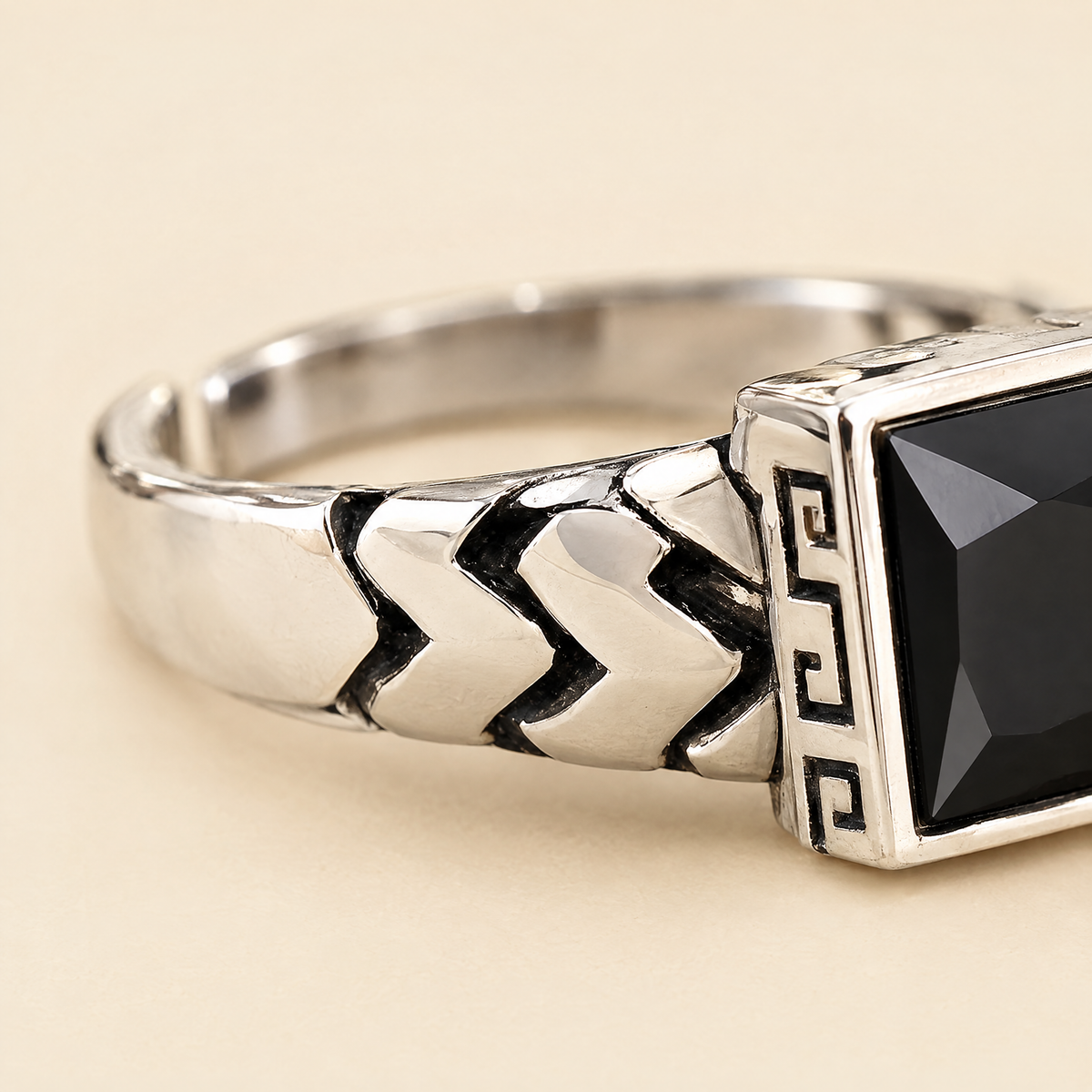 gildane-square-black-stone-ring-silver-03-macro