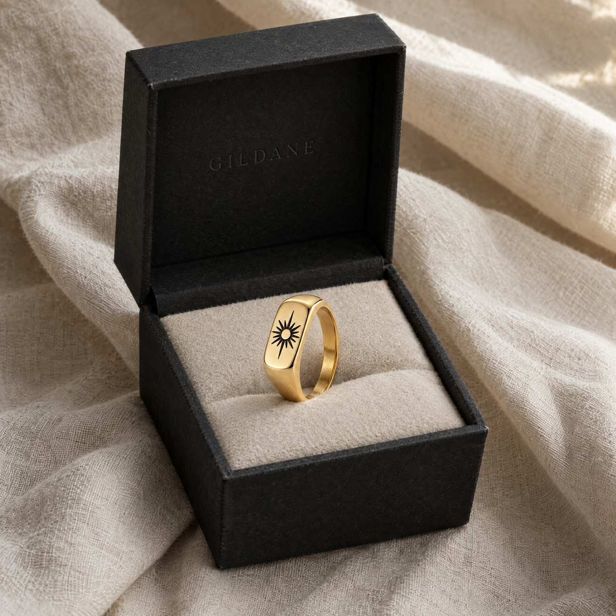 gildane-sunburst-signet-ring-gold-06-in-box