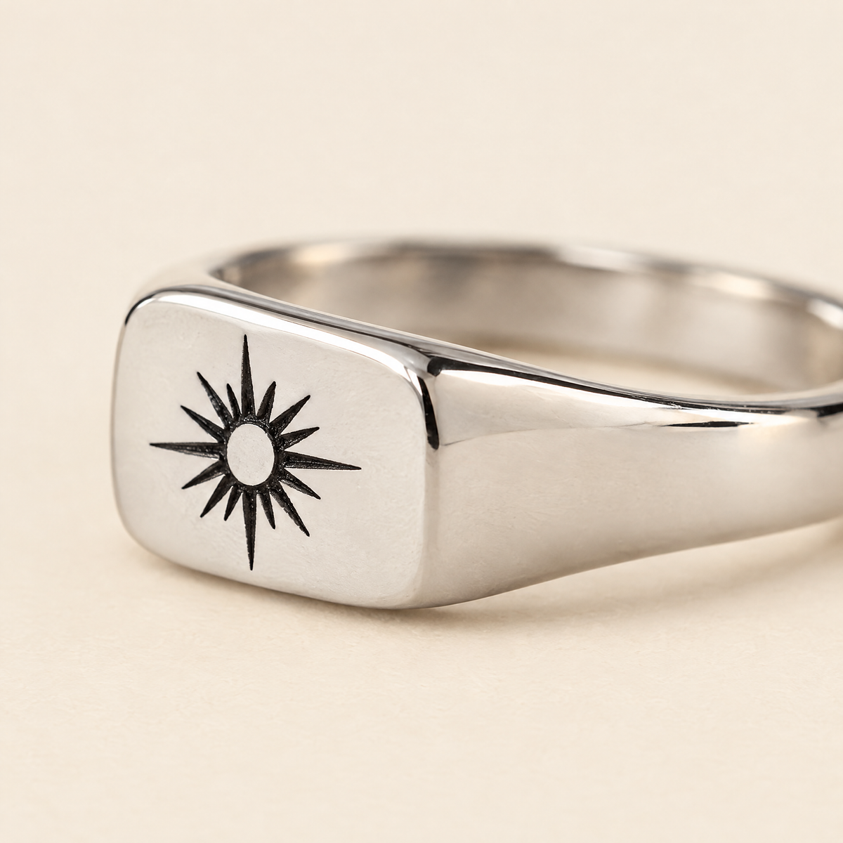 gildane-sunburst-signet-ring-silver-03-macro