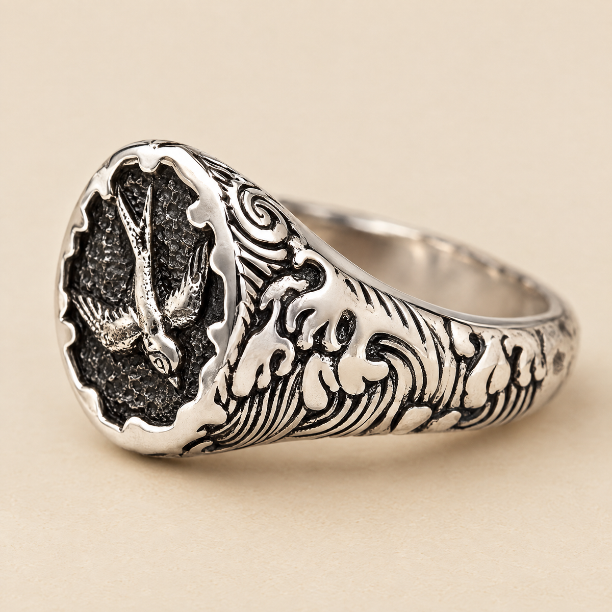 gildane-swallow-signet-ring-silver-03-macro