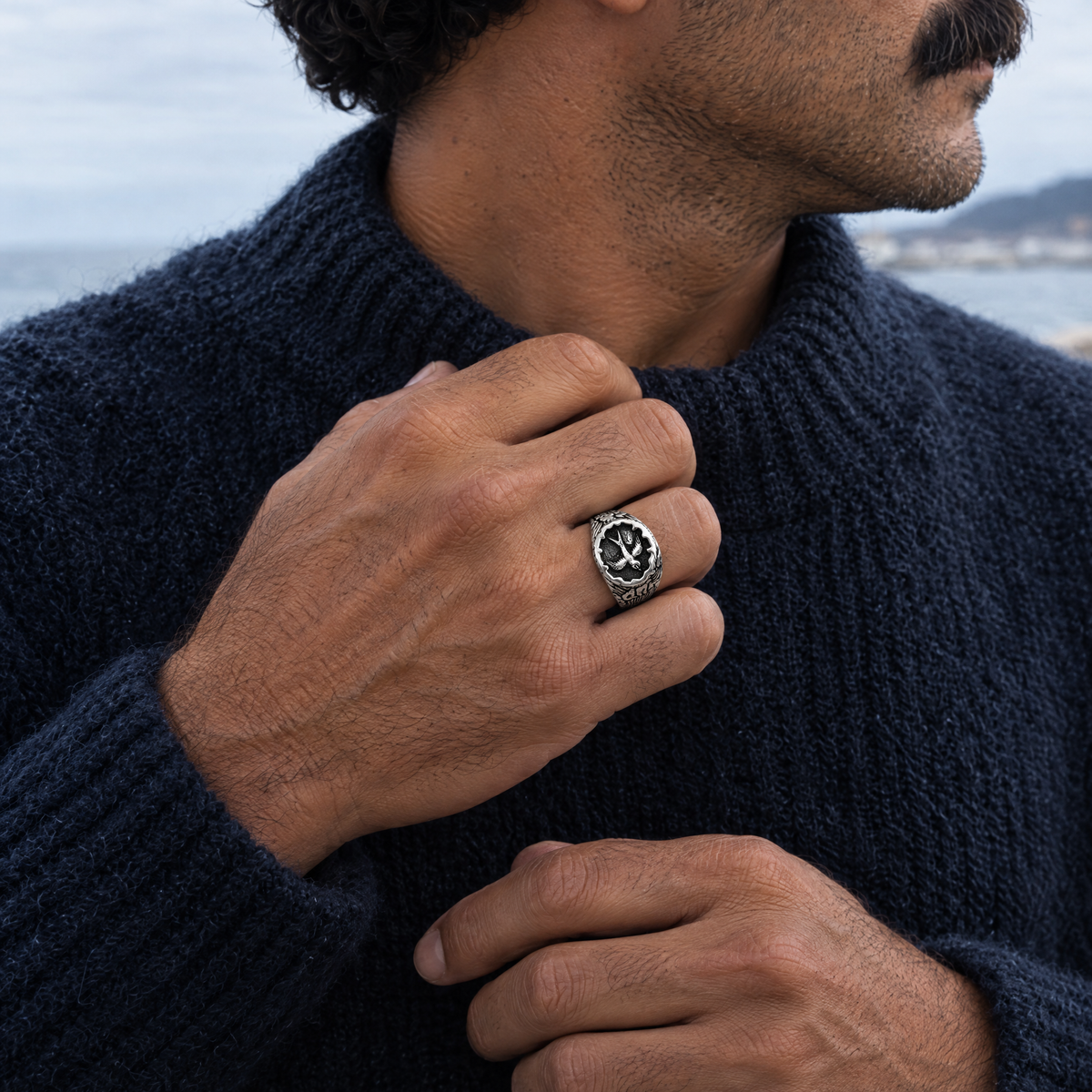 gildane-swallow-signet-ring-silver-05-size