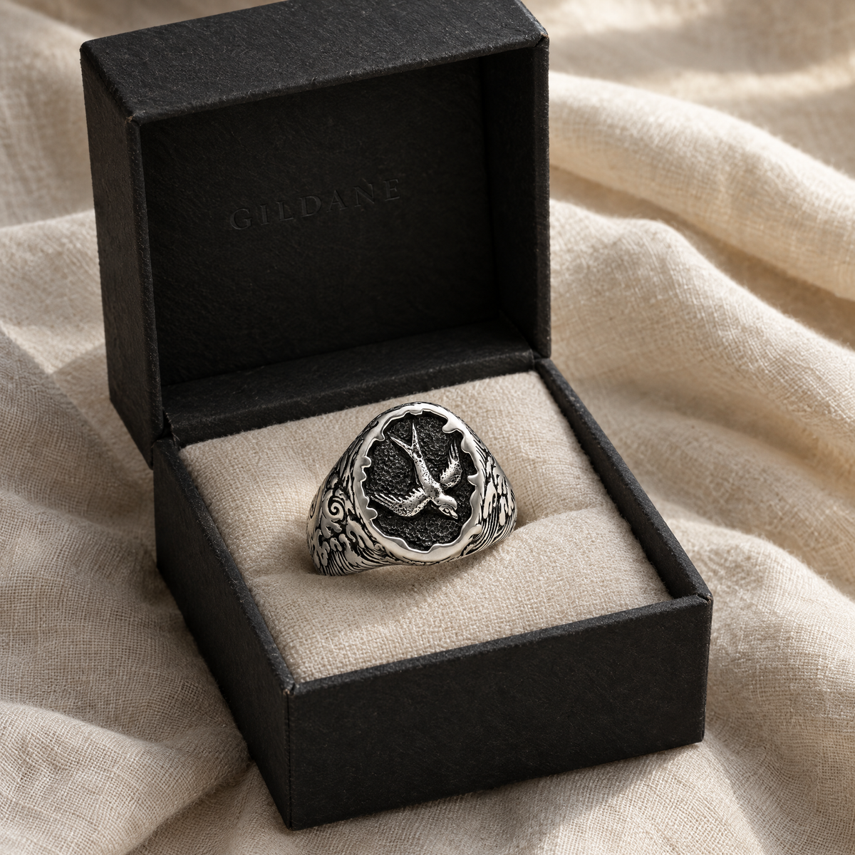gildane-swallow-signet-ring-silver-06-in-box