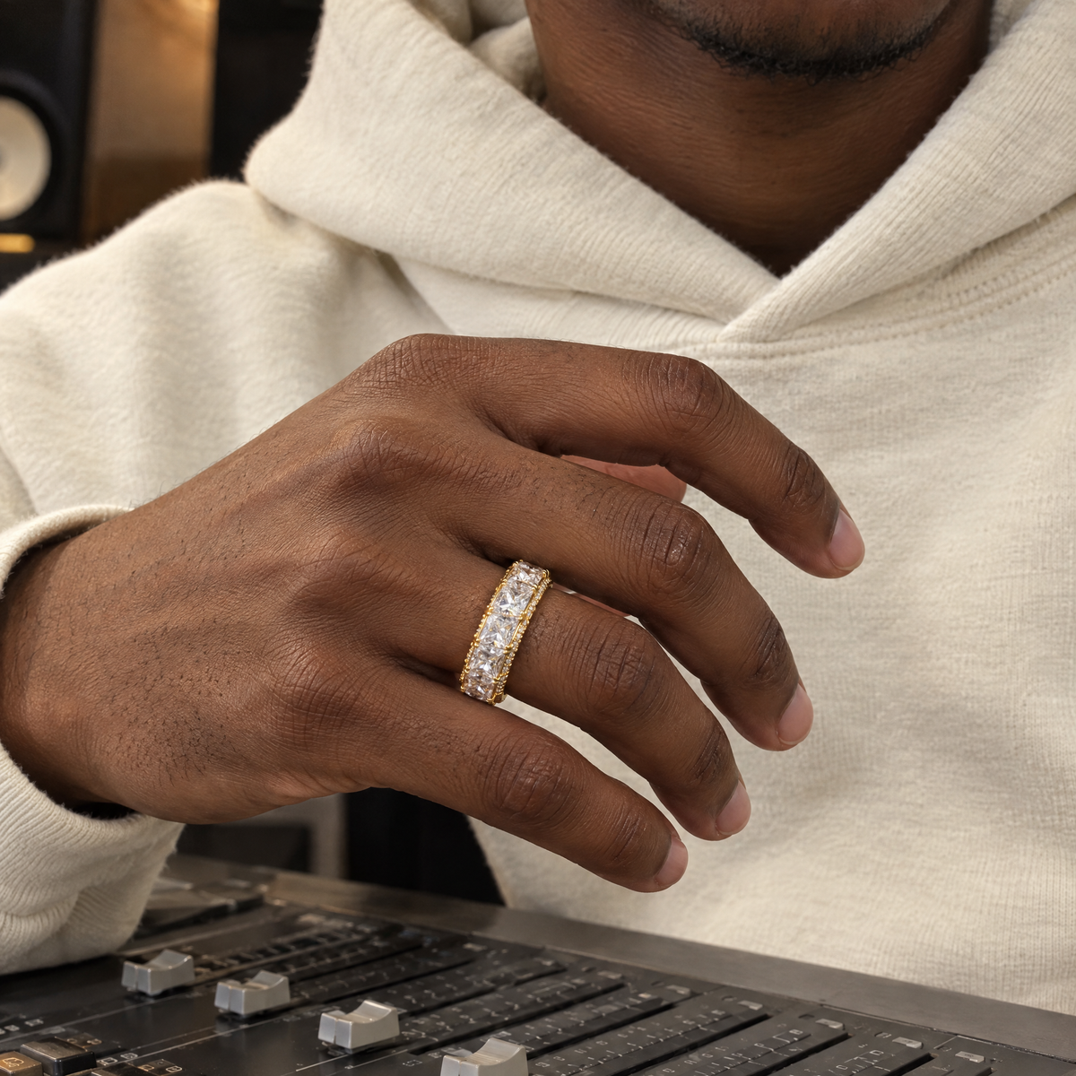 gildane-trillion-cut-ring-gold-02-on-body
