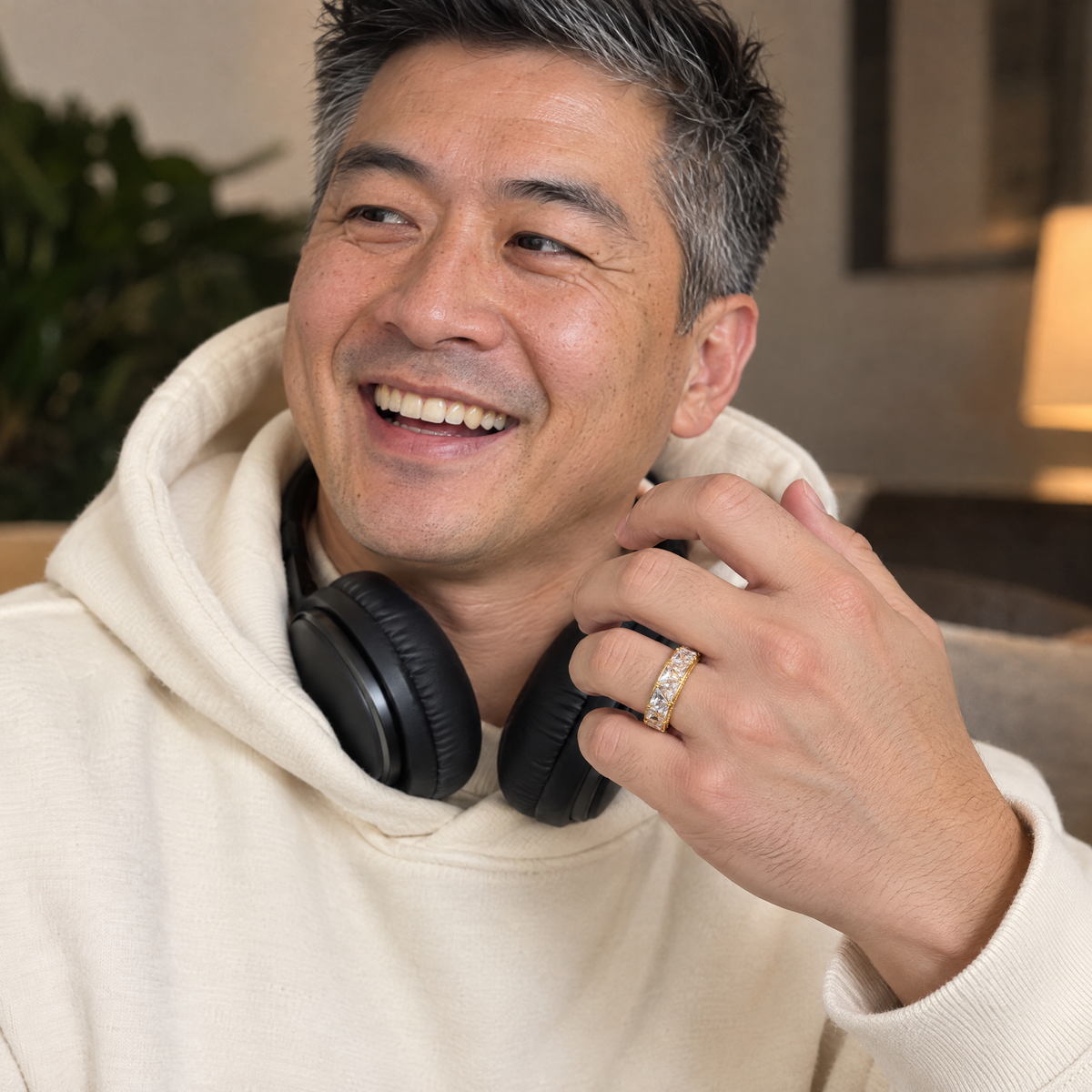 gildane-trillion-cut-ring-gold-04-lifestyle
