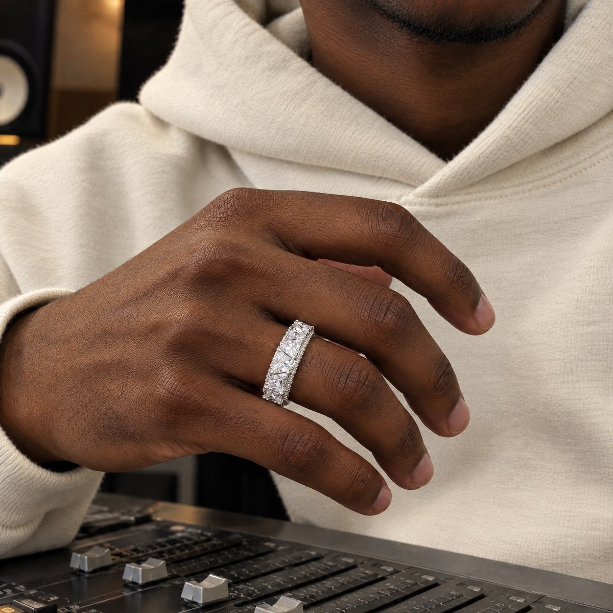 gildane-trillion-cut-ring-white-02-on-body